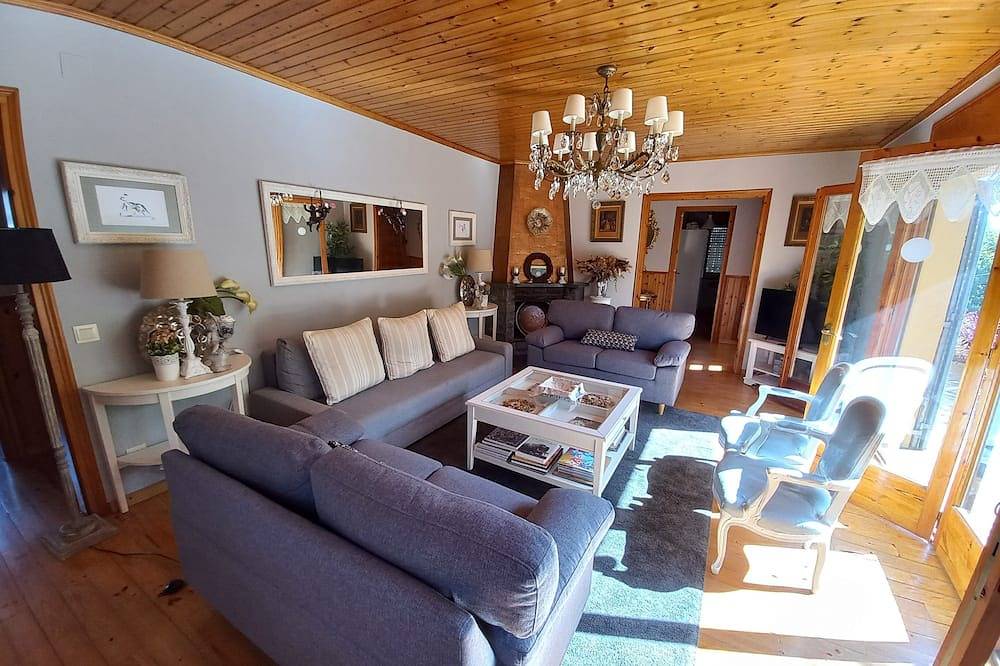 Casa  de campo ideal para familias con sala de juegos de 500m2,gran zona piscina in Capellades, Interior de Barcelona