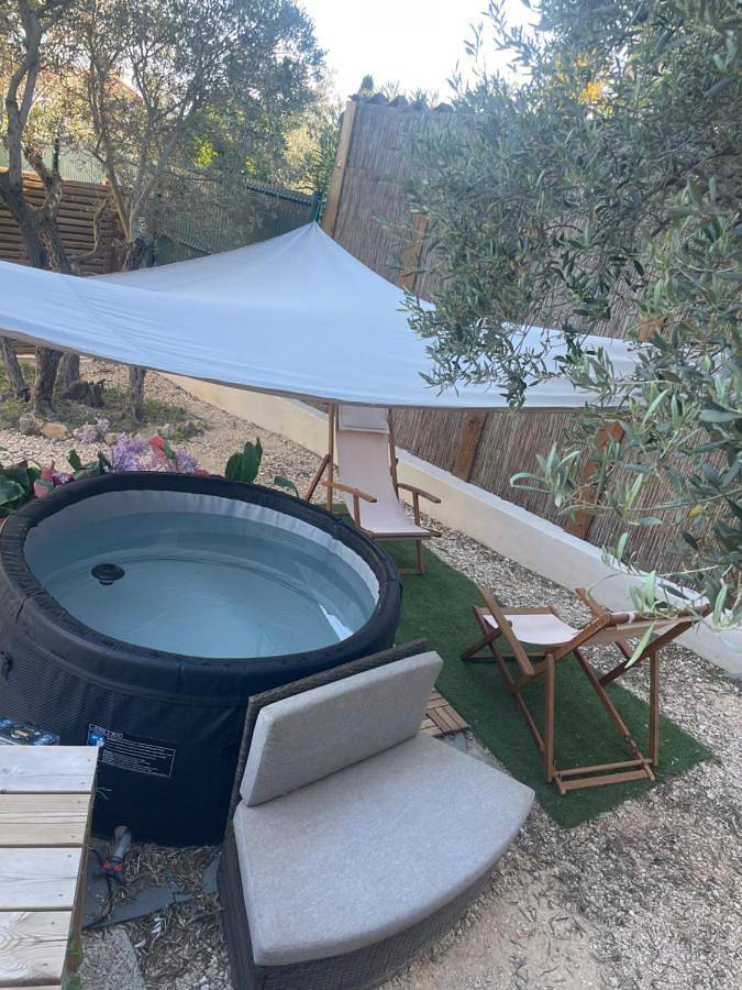 Gîte pour 2 personnes, avec jacuzzi ainsi que terrasse et jardin dans Golf de Servanes - 4