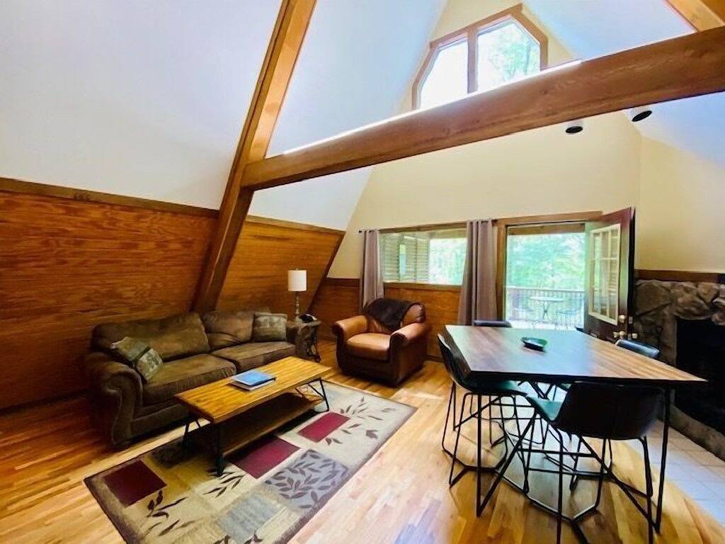Log Cabin for 4 Guests in Hocking Hills