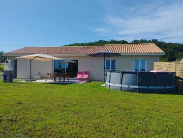 Gîte pour 6 personnes, avec vue ainsi que piscine et jardin à Montcaret