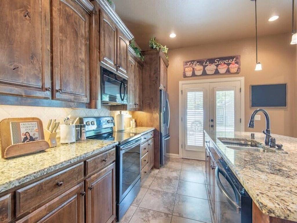 The First Place- Gorgeous 3/2 walk to Square/Twu in Denton, Denton County