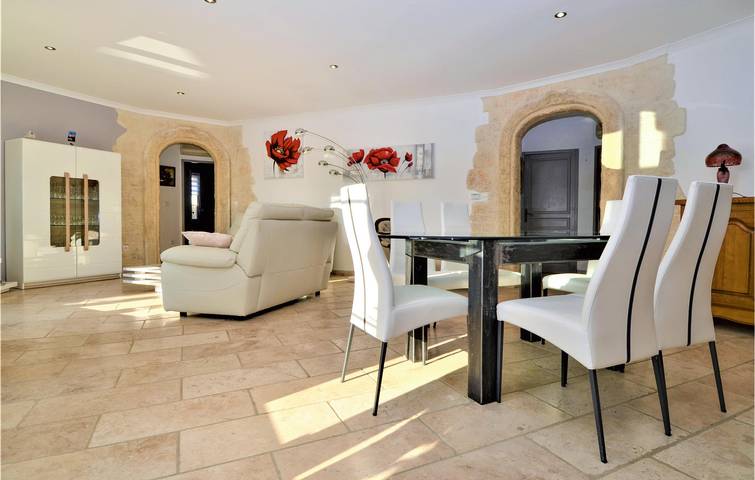 Spacious Apartment with Pool & Parking, Close to Jonquières-Saint-Vincent in Jonquières-Saint-Vincent, Nimes region
