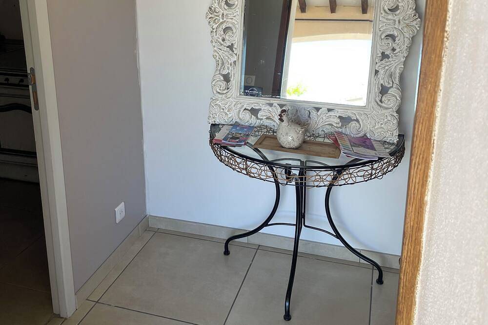 Independent studio with courtyard and parking in Althen-des-Paluds, Vaucluse