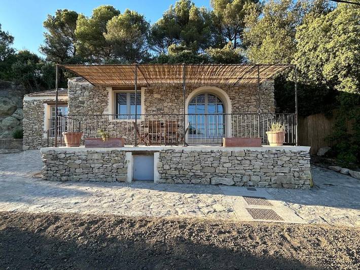 Location de vacances pour 6 personnes, avec jardin ainsi que vue et terrasse à Vaugines