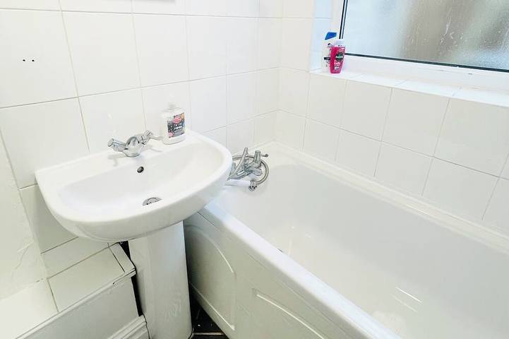 Cosy 2 bed house, WIFI, Free Parking, 2 Smart TVs, in Liverpool, Merseyside