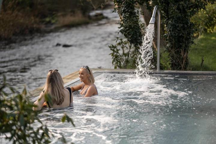 Hôtel pour 4 personnes, avec Jacuzzi et Terrasse ainsi que Jardin et Piscine dans Ballee