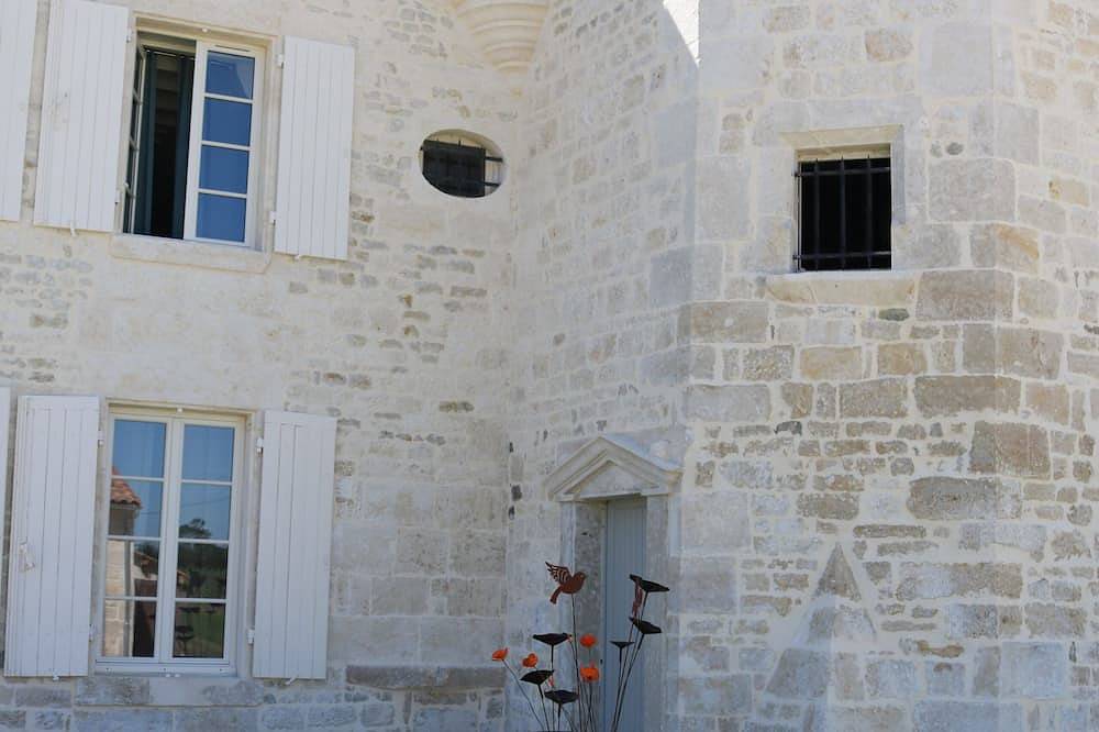 Logis de Pierre Levée bed and breakfast 5 minutes from Niort and the Marais Poitevin in Bessines, Niort region