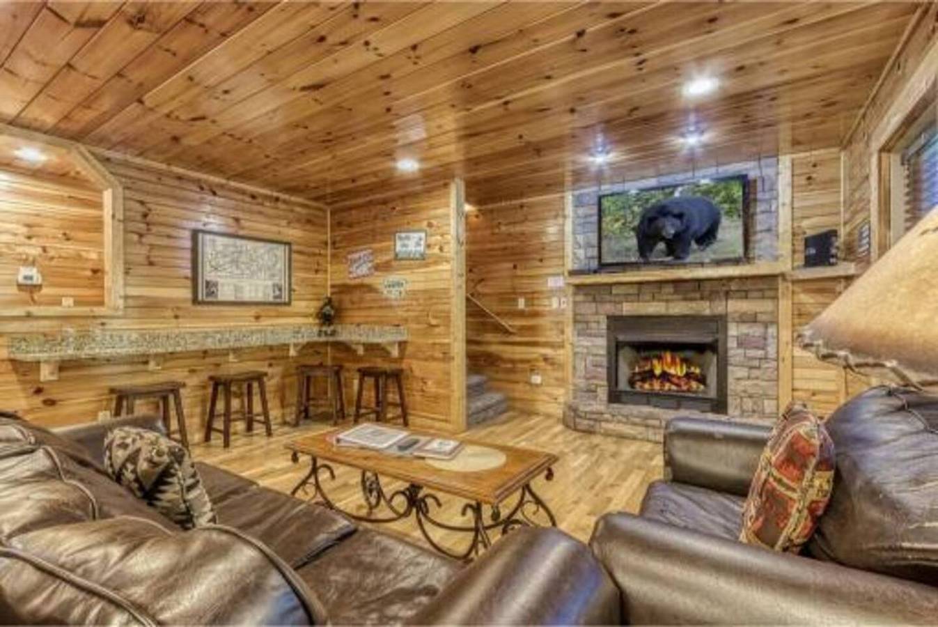 Entire apartment, Dreams come true with this Luxury Cabin! in Gatlinburg, Sevier County