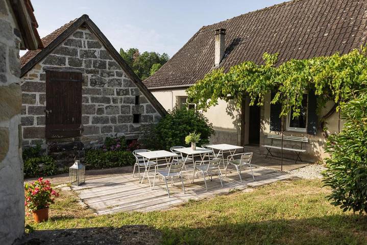 Location de vacances pour 6 personnes, avec jardin à Saint-Julien-Maumont