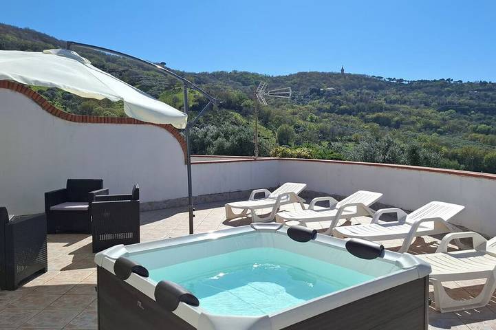 Ferienhaus für 10 Personen, mit Balkon und Whirlpool sowie Garten in Agropoli