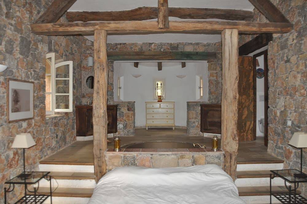 4 habitaciones, 4 baños, ladera provenzal, villa nr, pueblo medieval, piscina climatizada, aire acondicionado in Seillans, Region de Draguignan