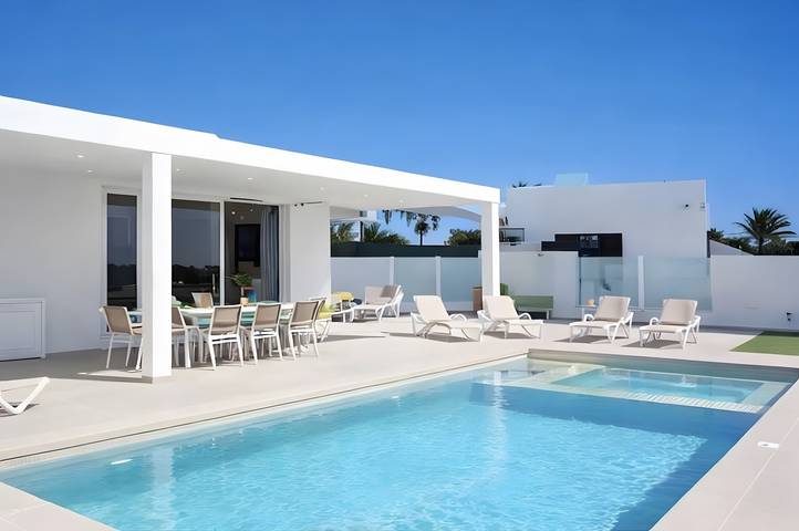 Villa for 8 people, with garden in Lanzarote