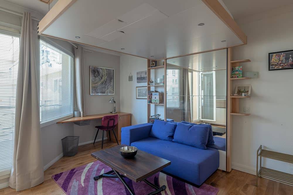 Very Quiet, Beautifully Decorated, Fully Equiped Studio with Balcony. in Issy-les-Moulineaux, Altos del Sena