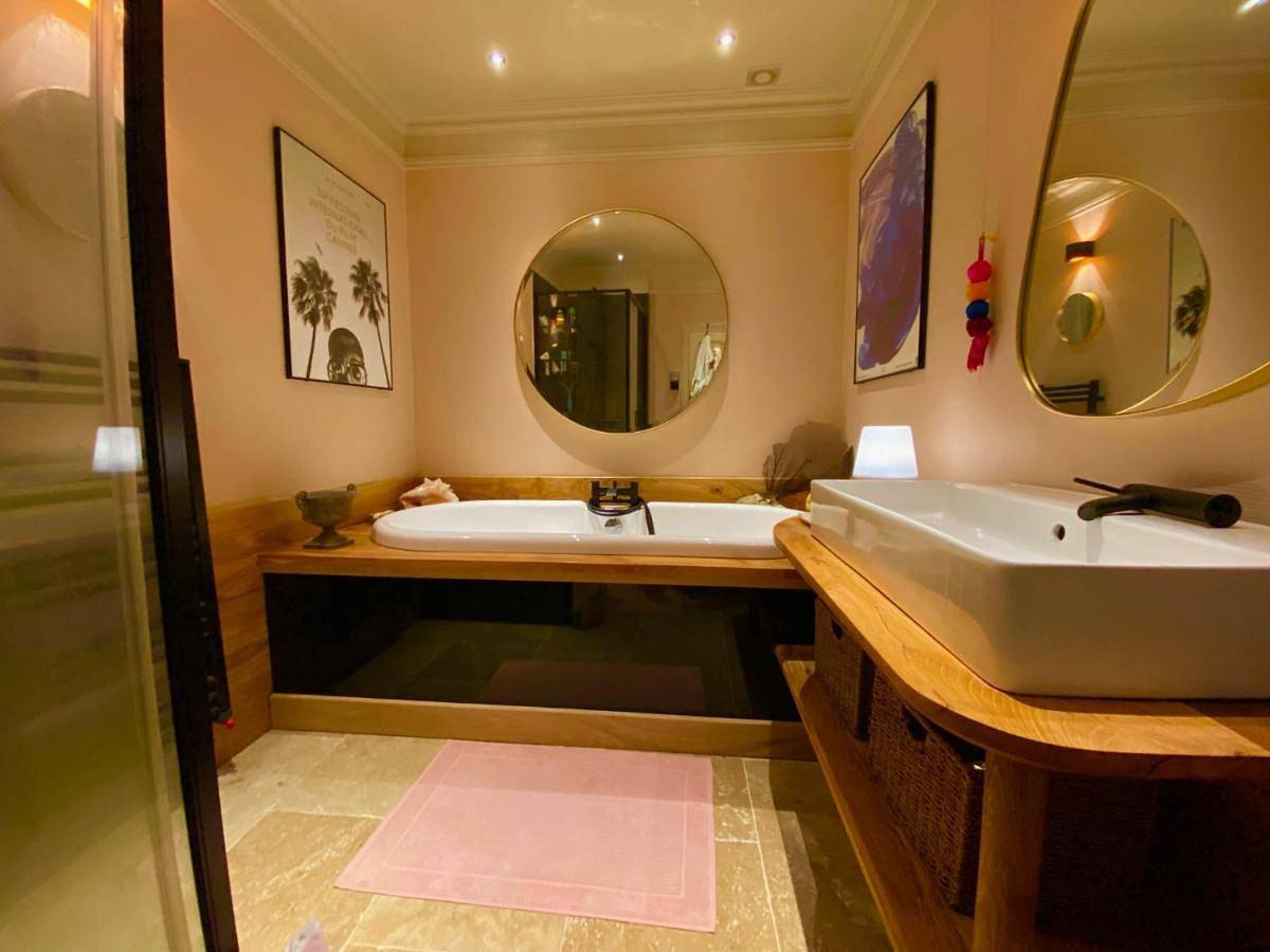 Double Room with Shared Bathroom in Le Dorat, Région de Bellac