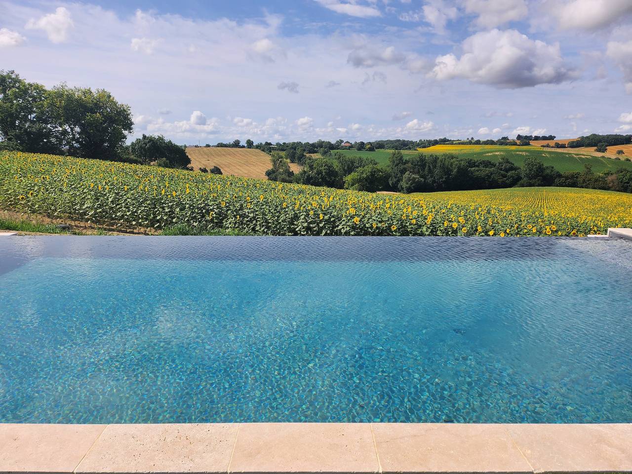 Gîte Les Hauts d’En Perrin avec piscine chauffée et vue montagne in Gers