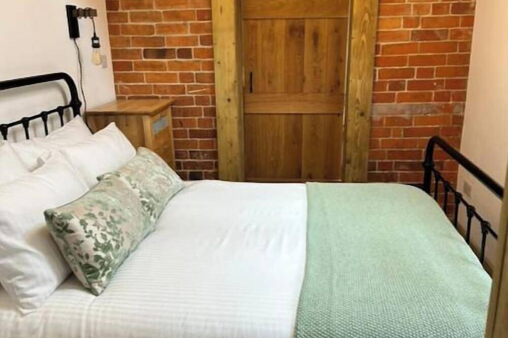 Lovely Courtyard Studio in Wokingham.\nclose to all major travel links. in Wokingham, Berkshire