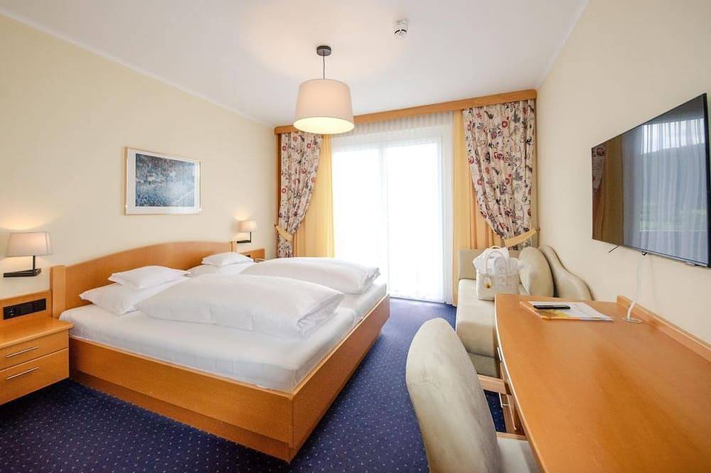 Doppelzimmer mit Ruhebett - Hotel Ossiacher See**** in Steindorf am Ossiacher See, Bezirk Feldkirchen