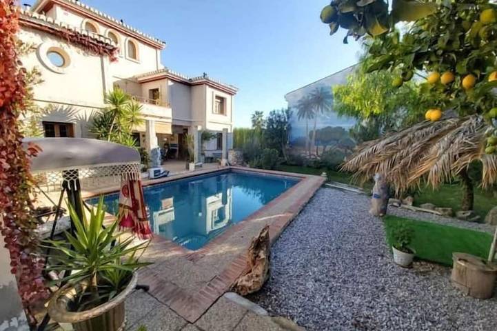 Ferienhaus für 12 Personen, mit Balkon und Garten sowie Pool