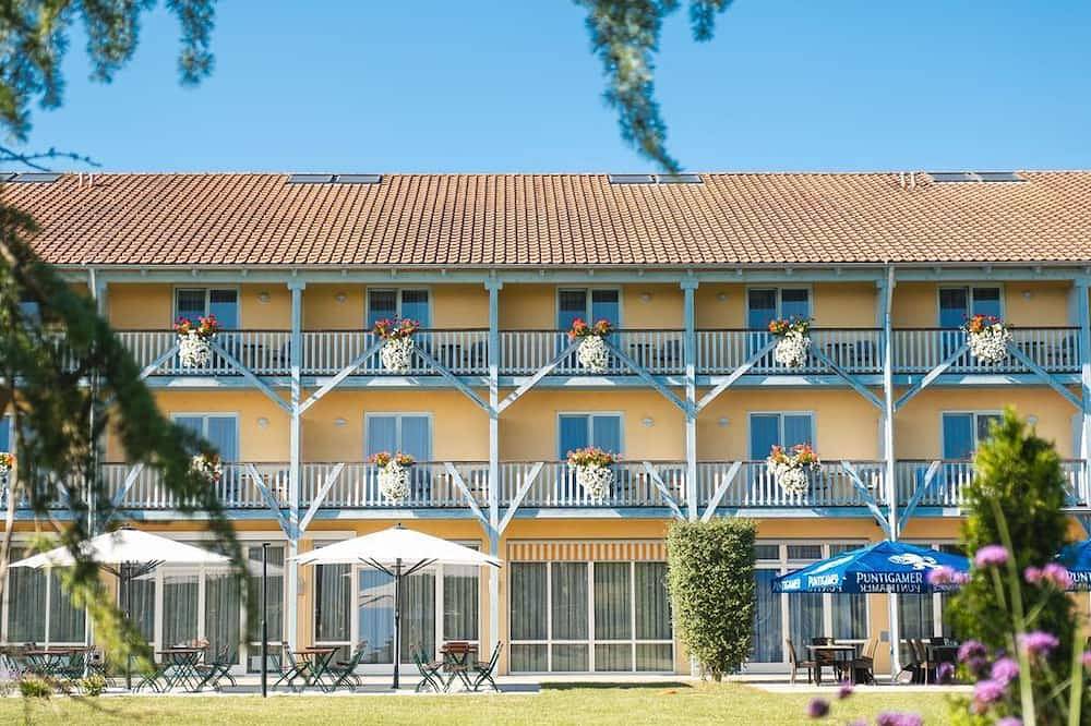 Dreibettzimmer mit Balkon - Jufa Hotel Vulkanland*** in Südoststeiermark, Gnas