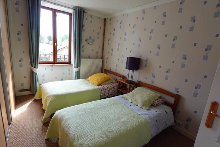Location de vacances pour 5 personnes, avec jardin ainsi que terrasse et jacuzzi à Giat - 2