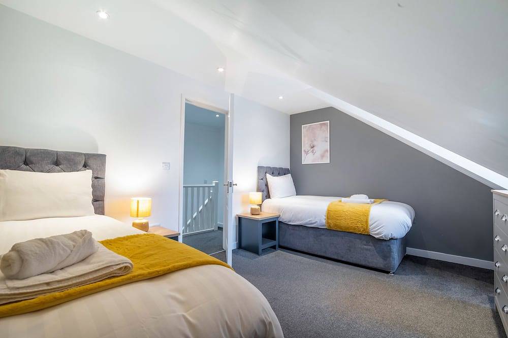 🔥30% Off 28+ nights stays - Large 4 bedroom close to town w/Parking🔥 in Peterborough