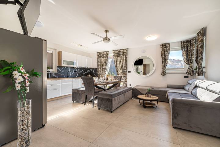 Ferienhaus für 10 Personen, mit Terrasse und Sauna sowie Pool, kinderfreundlich in Slowenien - 4