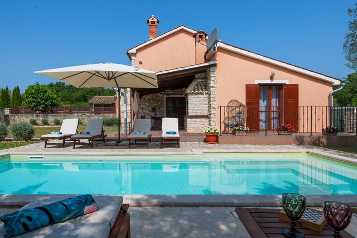 Ferienhaus für 8 Personen, mit Terrasse und Pool - 1