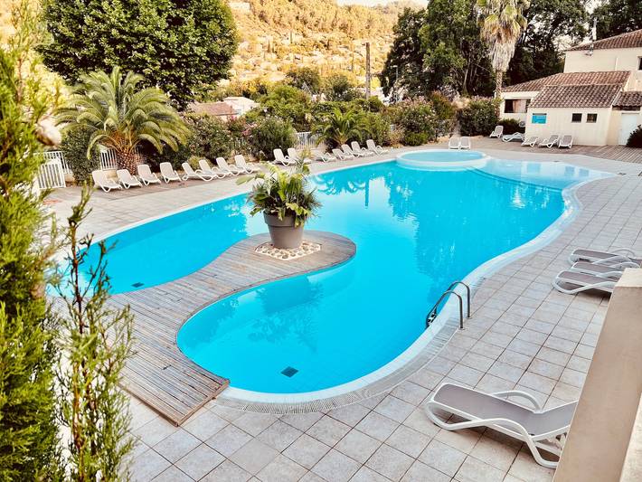 Chalet pour 6 personnes, avec Terrasse ainsi que Jardin et Piscine