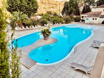 Maison de campagne pour 6 personnes, avec terrasse ainsi que piscine et jardin, animaux acceptés à Solliès-Toucas