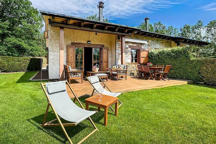 Location de vacances pour 10 personnes, avec balcon et jardin à UR