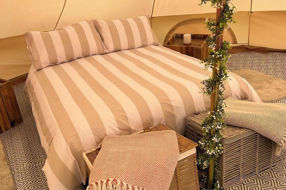 Luxury, cosy bell tent with gorgeous view in Northamptonshire