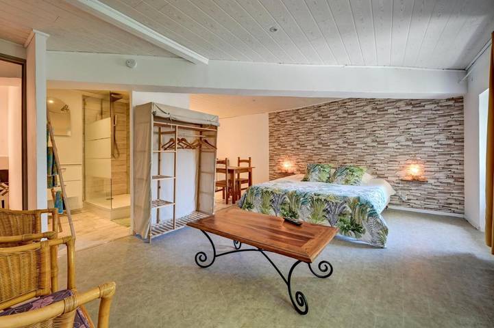 Chambre d’hôte pour 2 personnes, avec Terrasse et Jardin ainsi que Piscine et Vue