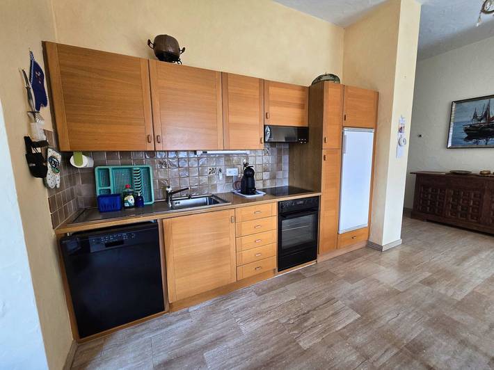 Ganze Wohnung, Parterrewohnung mit eigenem Garten in kleiner Residenz oberhalb Locarno. in Monte Brè sopra Locarno, Locarno