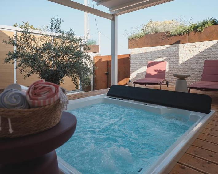 Maison de vacances pour 4 personnes, avec Jacuzzi et Terrasse ainsi que Jardin et Piscine à Abbasanta