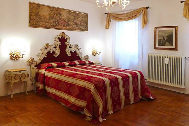 Apartamento entero, Apartamento 'Palazzo Rossi' 1A en el casco antiguo con balcón, aparcamiento gratuito y Wifi in Treviso, Provincia de Treviso