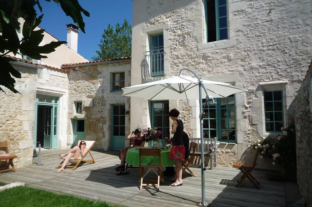 Grande maison de bourg de charme (Xvi°) jardin privatif avec piscine. 15mn plage in Saint-Just-Luzac, Côte de Beauté