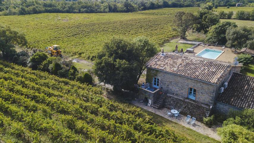 Gîte pour 4 personnes, avec jardin et piscine ainsi que jacuzzi et terrasse, animaux acceptés