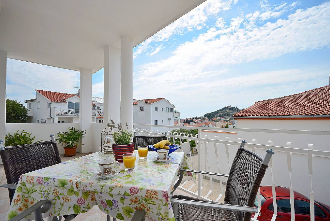 Ganze Wohnung, Apartments Mila Family with pool in Tribunj, Šibenik-Knin