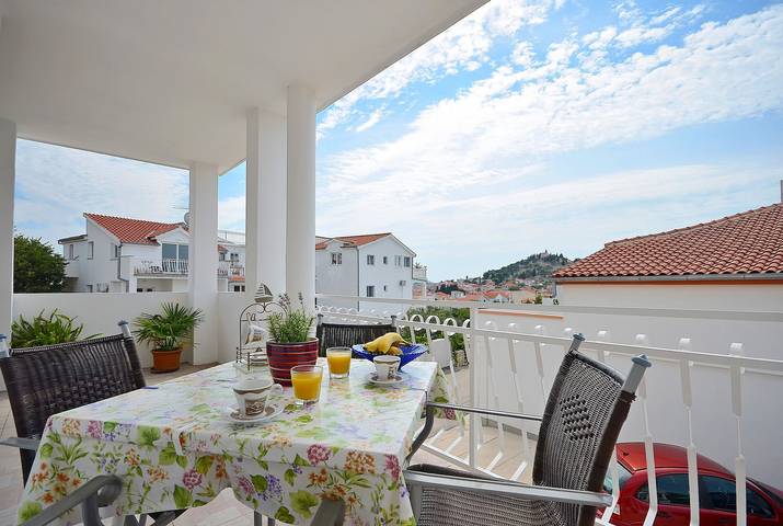 Ganze Wohnung, Apartments Mila Family with pool in Tribunj, Šibenik-Knin