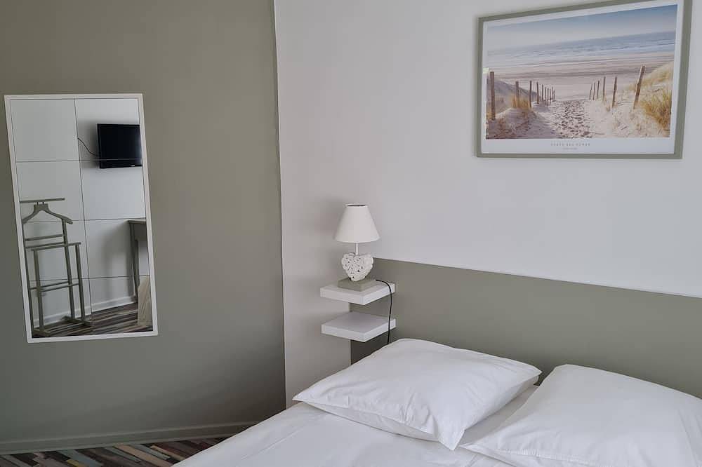 Heated swimming pool 4-star tourist accommodation 10mns walk from port Biganos in Biganos, Arcachon region