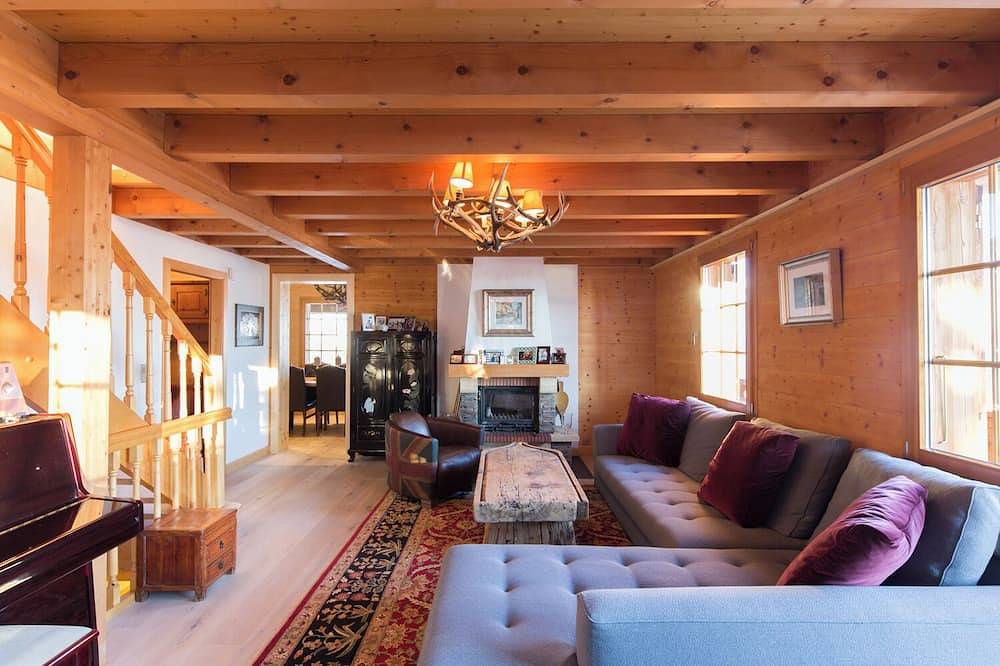 Fabulous chalet, stunning views , indoor jacuzzi, walking distance of ski lifts in Leysin, Alpes Vaudoises