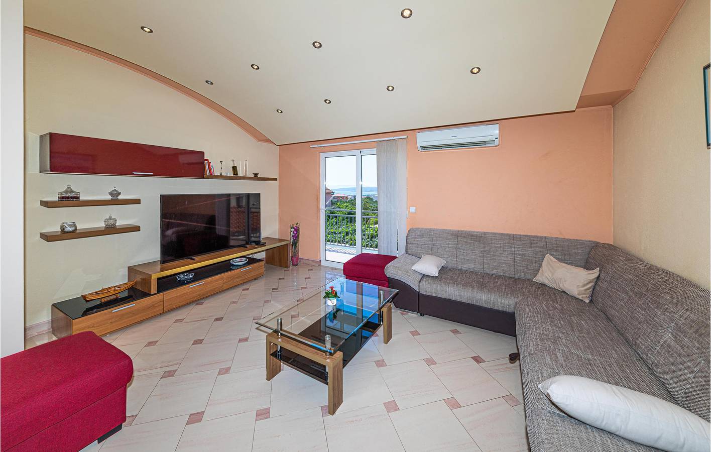 Ganze Ferienwohnung, Urlaub am Meer: Moderne 1-Zimmer-Wohnung mit Pool und Terrasse in Plano (Kroatische Adria), Split-Dalmatien