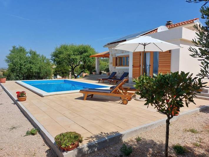 Villa pour 4 personnes, avec piscine ainsi que jardin et vue à Šibenik - 2