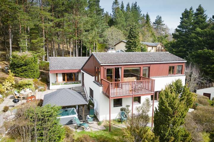 Holiday rental for 8 people, with hot tub and garden as well as balcony, with pets in Boat of Garten