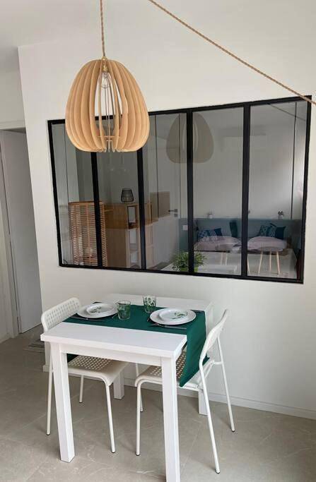 Gîte pour 2 personnes, avec vue ainsi que terrasse et jardin dans Plage de Portissol - 3