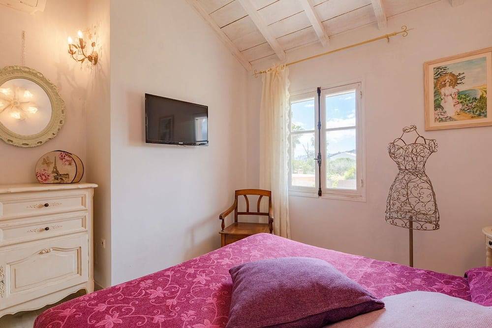 Entire apartment, Cosy apartment for 4 guests with Wifi, A/C, Tv, terrace and parking in La Roquette-sur-Siagne, Cannes region