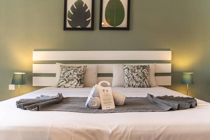 Hôtel pour 2 personnes, avec jardin ainsi que piscine et bassin pour enfant dans Plage de l'Hermitage - 2