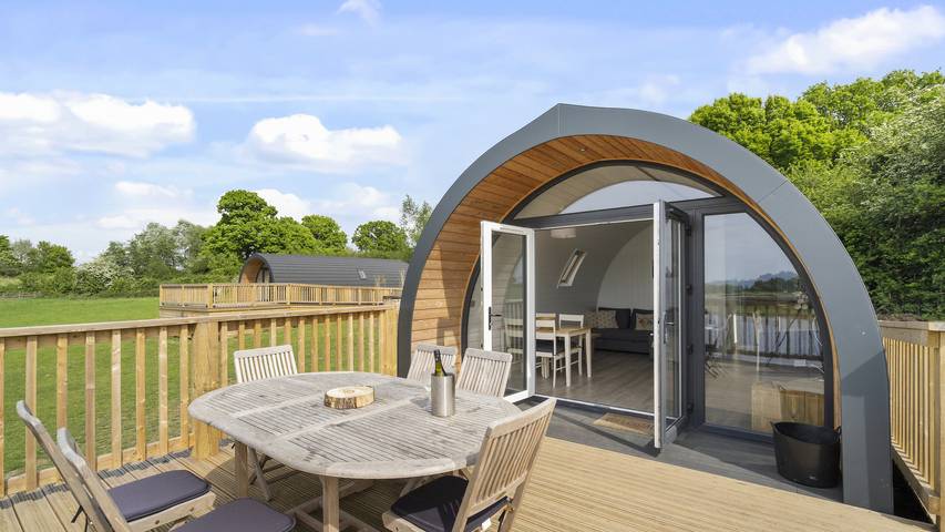 Glamping for 6 people, with Hot tub and Terrace as well as Garden in Hertfordshire
