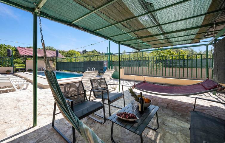 Ganze Ferienwohnung, Modernes, 200 m² großes Apartment mit Pool und Terrasse in der Nähe des Visovačko-Sees in Skradin, Šibenik-Knin