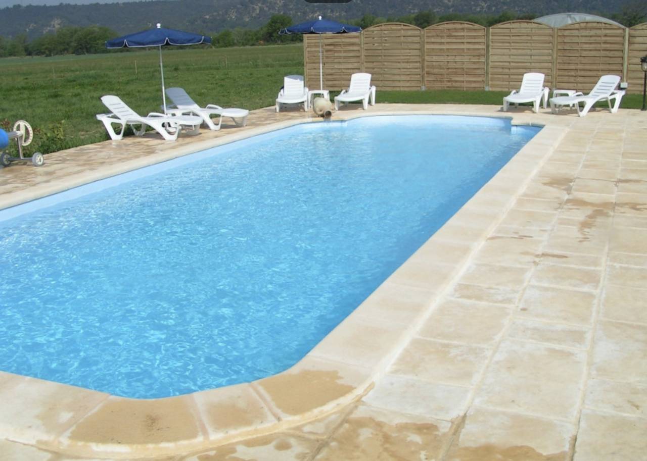 Gîte 'Fleur De Thym' con piscina compartida, terraza común y aire acondicionado in Gréoux-les-Bains, Parc naturel régional du Verdon